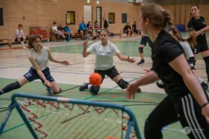 Weiß verteidigt am Kreis (Foto: Lara Diederich)